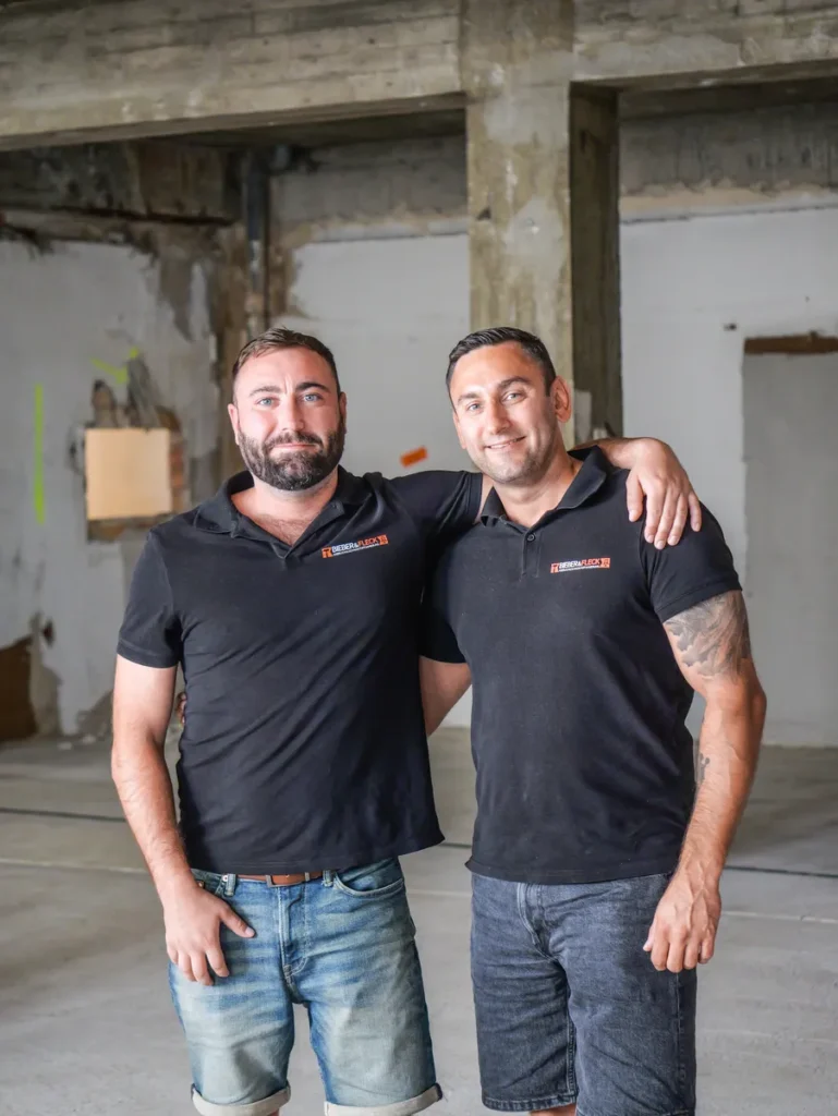 Die Geschäftsführer Bieber und Fleck im Portrait auf einer Baustelle
