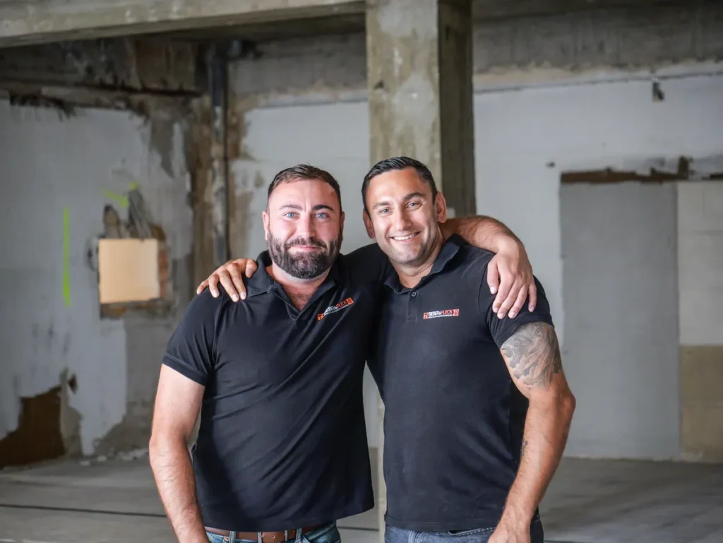 Die Geschäftsführer Bieber und Fleck im Portrait auf einer Baustelle