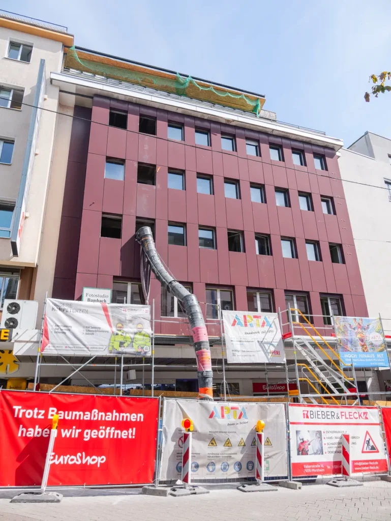 Gebäude in der Innenstadt mit Bauabsperrungen und Rückbauarbeiten durch Bieber und Fleck