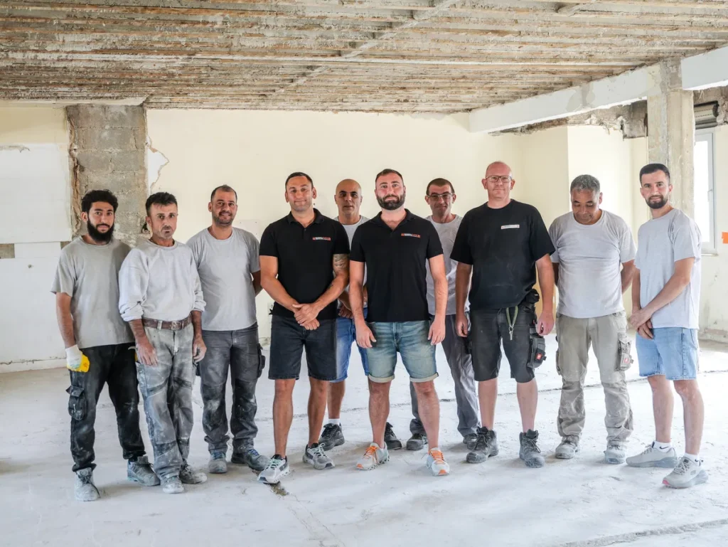 Team von Bieber und Fleck im entkernten Gebäude während eines Rückbauprojekts