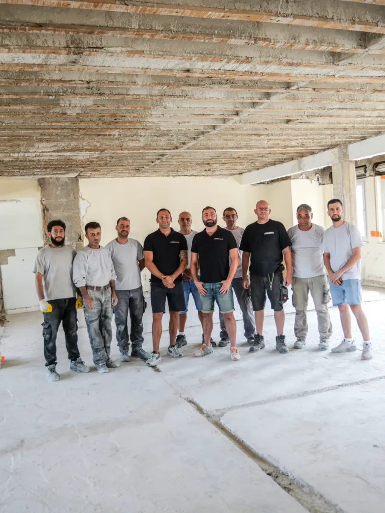 Team von Bieber und Fleck im entkernten Gebäude während eines Rückbauprojekts