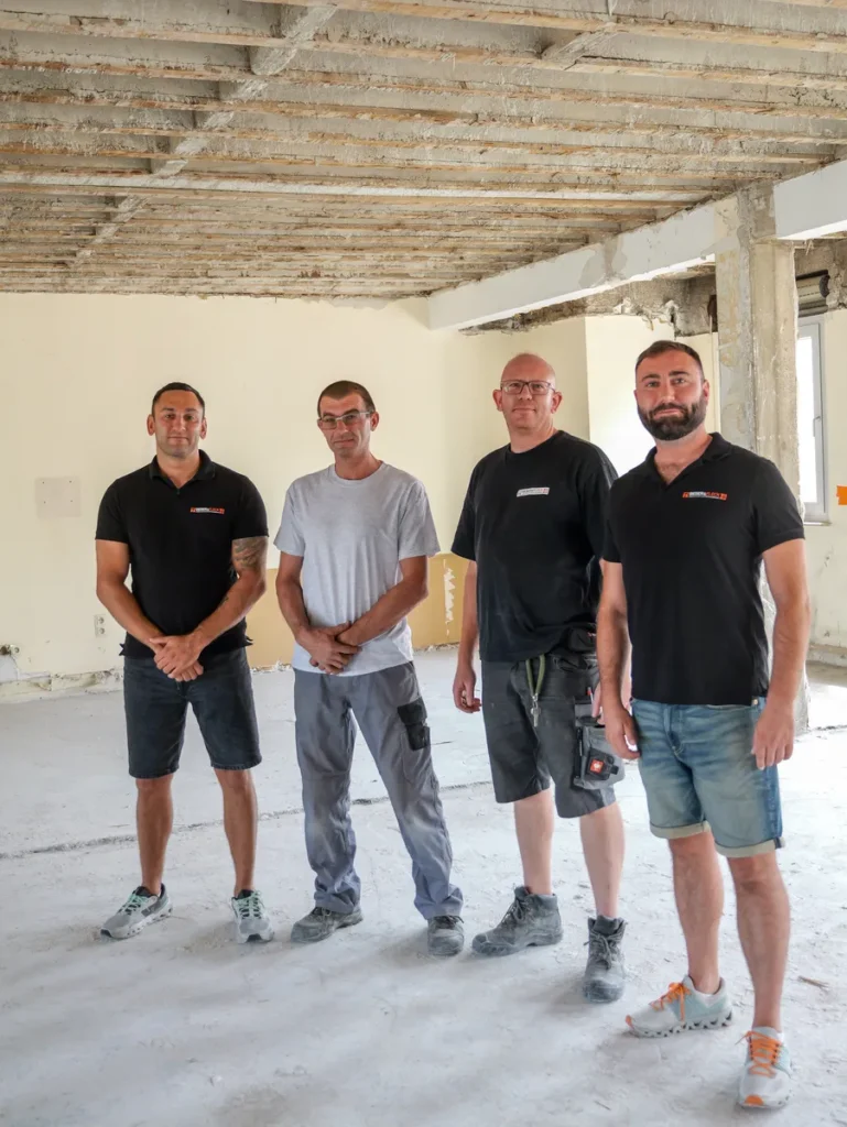 Team von Bieber und Fleck im entkernten Gebäude während eines Rückbauprojekts