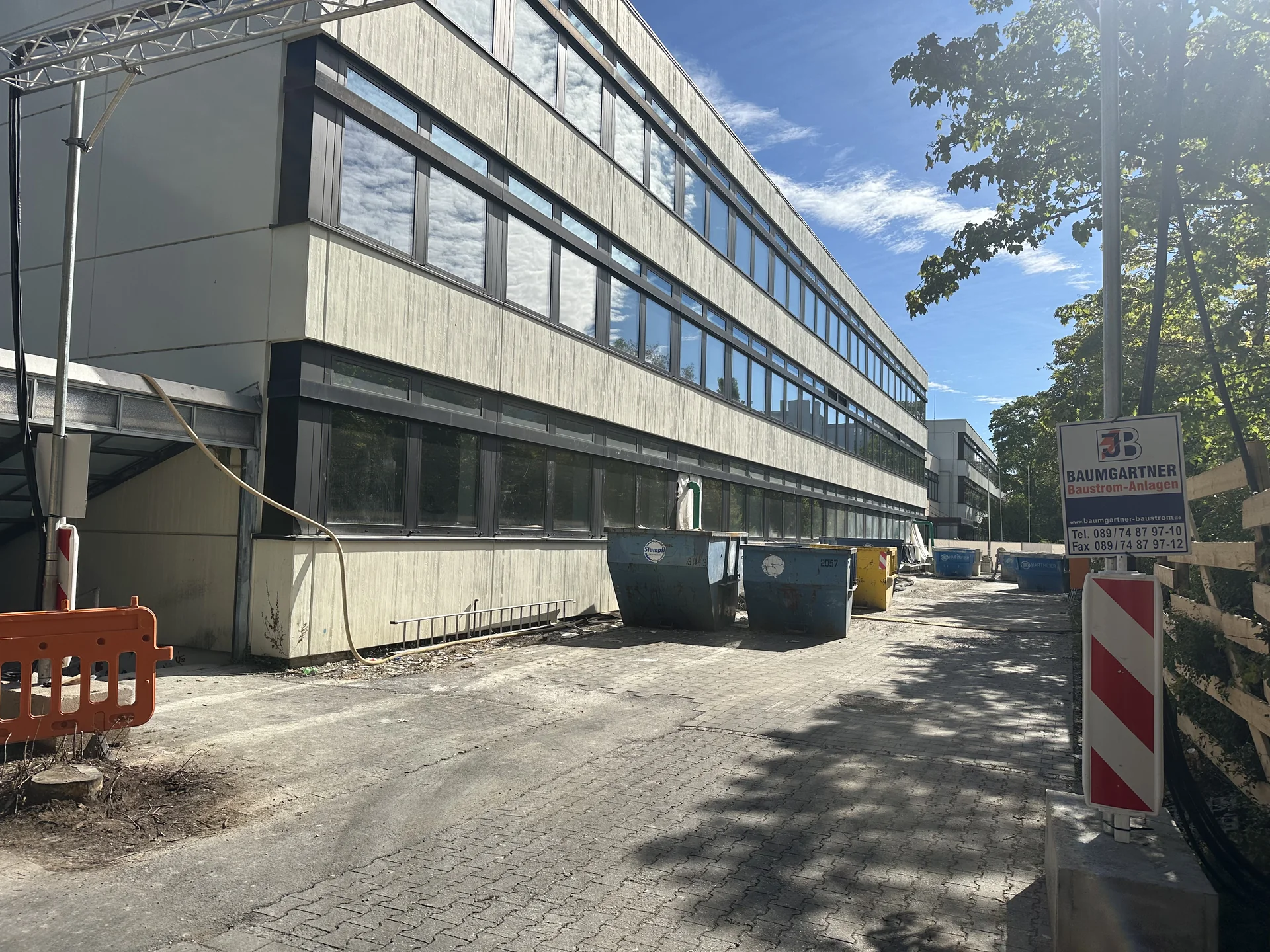 Großgebäude mit Containern für Abbruch- und Sanierungsarbeiten