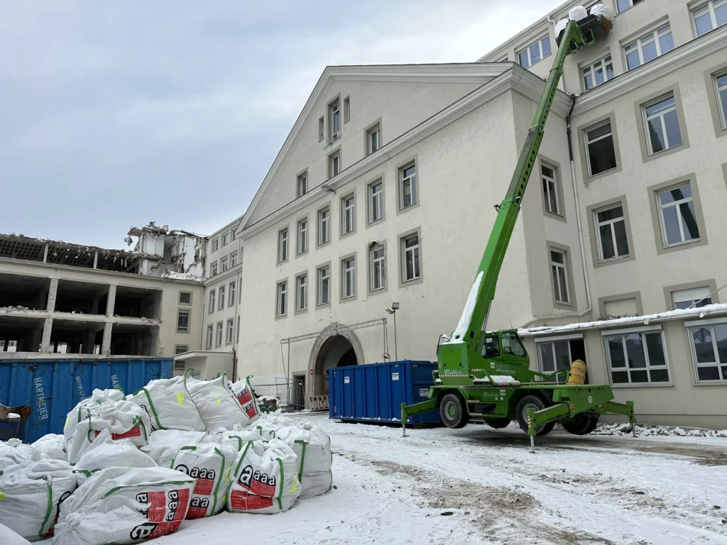 Bieber und Fleck bei Asbestentsorgung und Gebäuderückbau in München mit Bagger und Teleskoplader